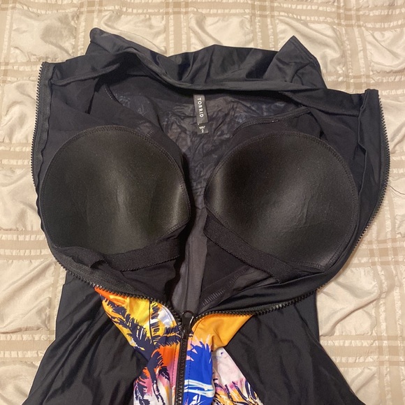 Torrid Active Wireless Sleeveless Rashguard One Piece Swim Suit - Picture 3 of 6